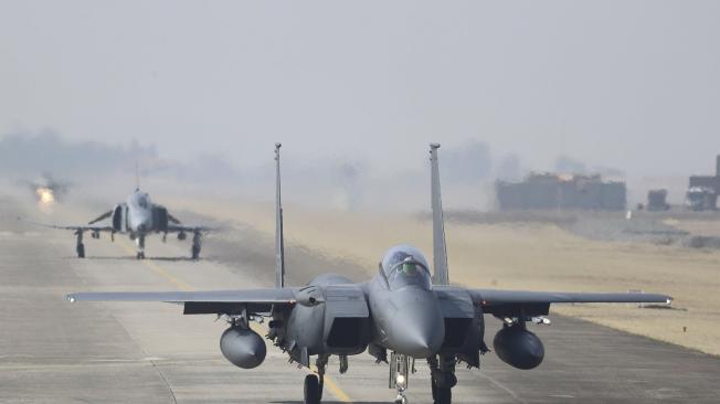 Los aviones de combate surcoreanos, incluidos los F-15K y los KF-16, circulan en una base aérea en la ciudad de Cheongju, en el centro de Corea del Sur, el 13 de marzo de 2017.