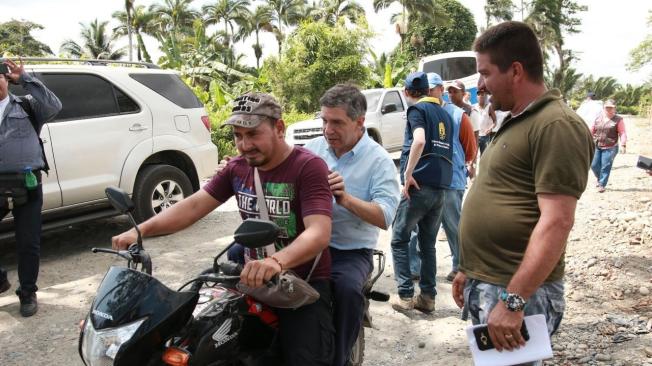 El ministro del Posconflicto, Rafael Pardo, se subió de 'pato' en la moto de un miembro de las Farc.