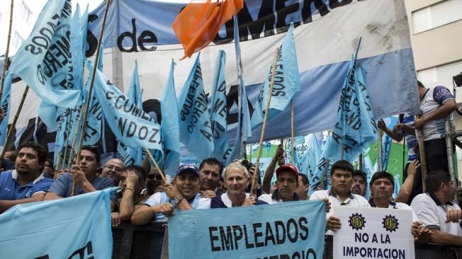 Los trabajadores argentinos salieron a las calles a protestar por el aumento de los precios y las pérdidas de puestos de trabajo desde que el presidente Mauricio Macri llegó al poder.