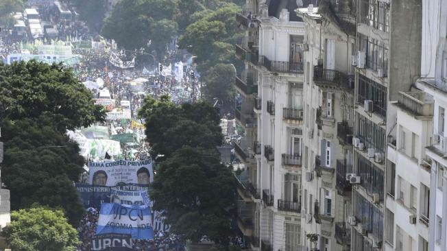 Miles de personas se reúnen en una manifestación convocada por los sindicatos contra las políticas económicas del gobierno del presidente argentino, Mauricio Macri, en Buenos Aires.