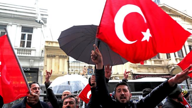 Los partidarios del presidente turco, Recep Tayyip Erdogan,  protestan frente el Consulado de los Países Bajos, en Estambul, Turquía, por la decisión de ese país de cancelar los mítines de campaña oficial a favor del referendo del 16 de abril.