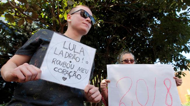Simpatizantes del expresidente brasileño Lula Da Silva protestan a las afueras del edificio de la Corte del Distrito 10, lugar donde Lula compareció este martes.