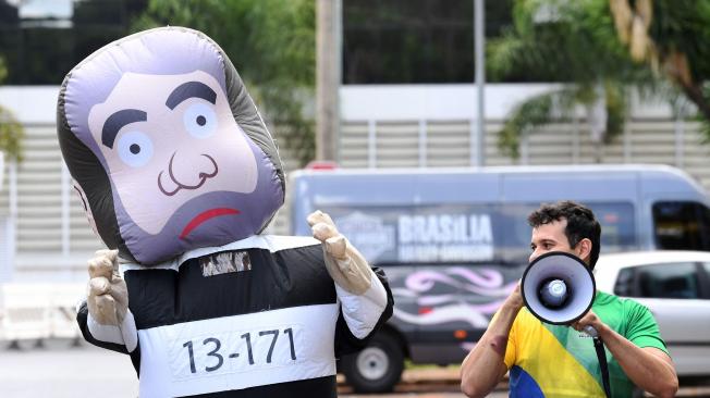Un hombre vestido como la muñeca 'Pixuleco', representa al ex presidente brasileño Luiz Inácio Lula da Silva, a las afueras del edificio de la corte federal en Brasilia.