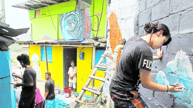 Artistas de Medellín llegaron hasta Moravia para dejar volar su imaginación y darles vida a las fachadas de las casas.