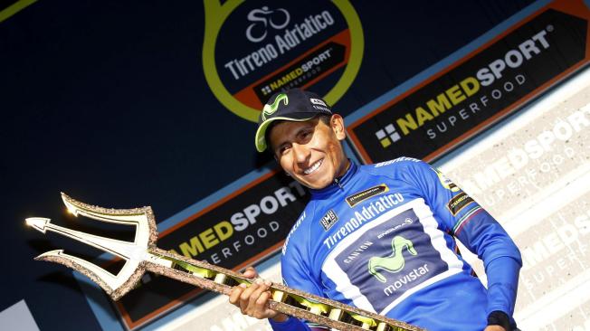 Nairo Quintana, del Movistar, celebra su victoria en la carrera en el podio tras la séptima y última etapa, una contrarreloj individual en San Benedetto del Tronto, Italia.