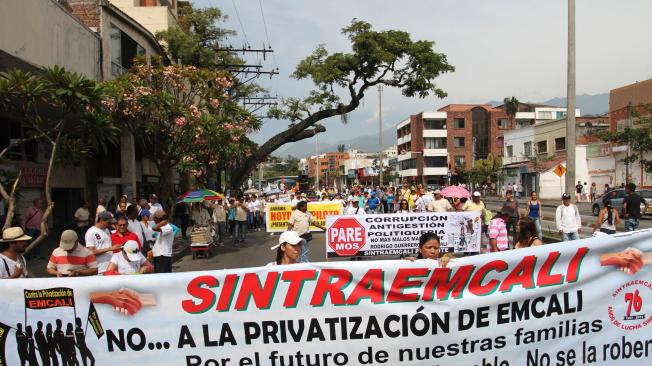 En años pasados, miembros del Sindicato de Emcali han hecho movilizaciones por su temor a una privatización de la entidad. Alcaldía ha respondido que seguirá siendo pública.