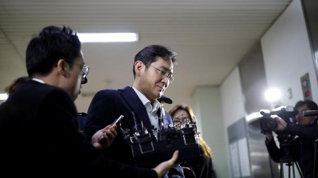 El heredero de Samsung se encuentra detenido, ya fue imputado, y está a la espera de una condena, por el mismo caso por el que cayó la presidenta surcoreana, conocido como la 'Rasputina'.
