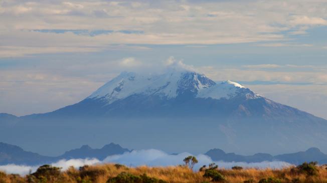 Desde el cráter del Puracé se revela imponente el nevado del Huila. Una de las postales más bellas de la región.