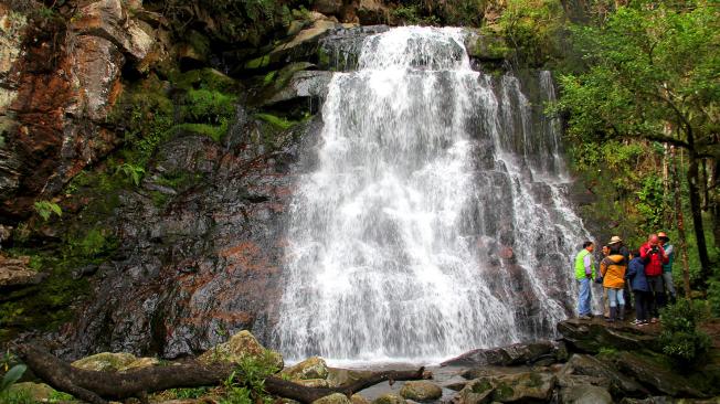 Una de sus visitas más destacadas en la propuesta de turismo de este pueblo boyaco, son las cascadas, con el agua más pura y cristalina.