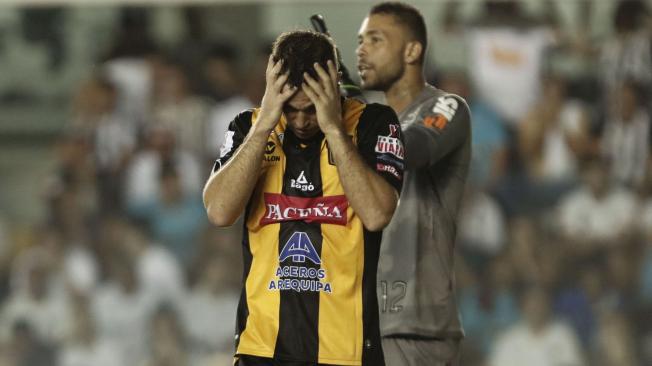 El lamento del uruguayo Marcos Alonso, en la derrota de The Strongest frente a Santos.