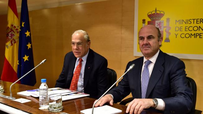 El ministro de Economía de España, Luis de Guindos, dijo que, como es lógico, el gobierno de su país apoyará a Gas Natural Fenosa.