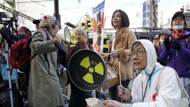 En una manifestación antinuclear, un hombre golpea un sartén durante una manifestación antinuclear frente a la sede de Tokyo Electric Power Co., el operador de la planta nuclear de Fukushima.
