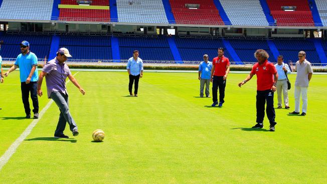 El alcalde Alejandro Char presentó el gramado del estadio Metropolitano de Barranquilla y hasta jugó un poco al fútbol.