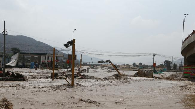 En Trujillo, los habitantes tuvieron que abandonar sus casas y caminar entre el agua para salvar sus vidas.