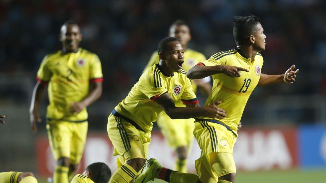 Los jugadores de Colombia celebran la segunda anotación.