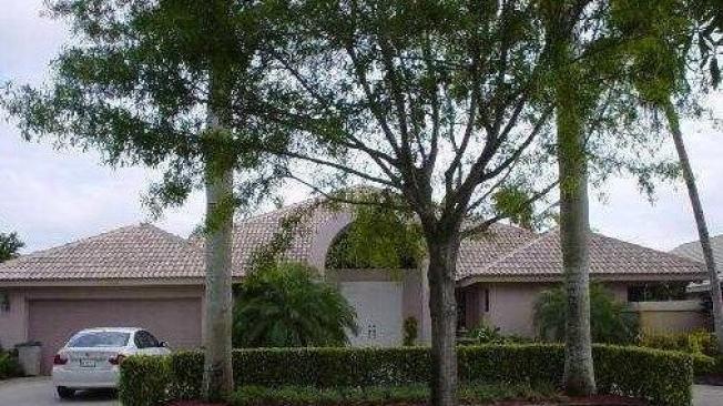 Esta es la casa a nombre de Rodrigo Prieto en Boca Ratón, Florida. Está ubicada en el número 10726, Santa Rosa Drive.