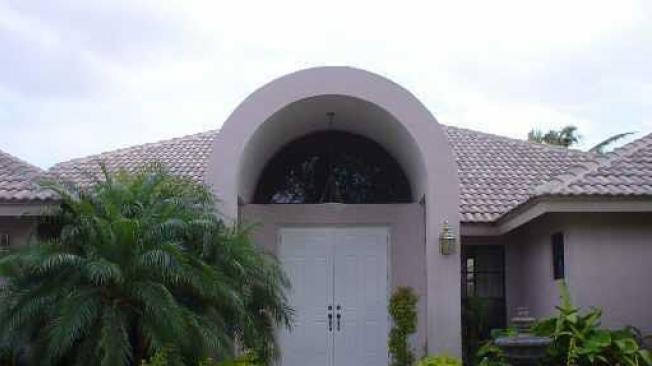 Así es la entrada de la casa a nombre de Rodrigo Prieto en Boca Ratón, Florida. Tiene 250 metros cuadrados, 3 cuartos, dos baños y un jardín con piscina.