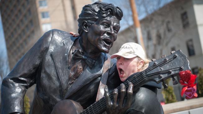 La gente le rindió homenaje a Chuck Berry frente a una estatua conmemorativa en la ciudalela universitaria de Missouri.