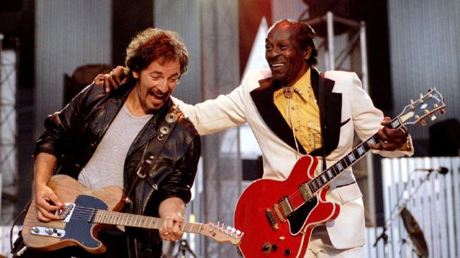 Bruce Springsteen y Chuck Berry en el Rock & Roll el 2 de septiembre de 1995.