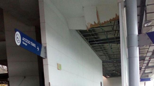 Lluvias en Cali llevaron a que colapsara el techo en la terminal de Menga del sistema de transporte MÍO. No hubo heridos.