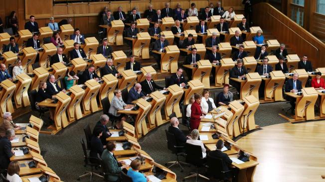 El Parlamento escocés deberá aprobar a más tardar mañana la moción que presentará Sturgeon.