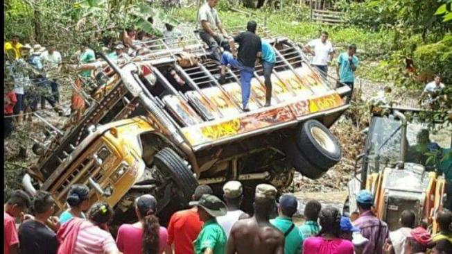 En Rosas (Cauca) una creciente de la quebrada Golondrinas, arrastró un bus escalera. Una persona murió y tres resultaron heridas.