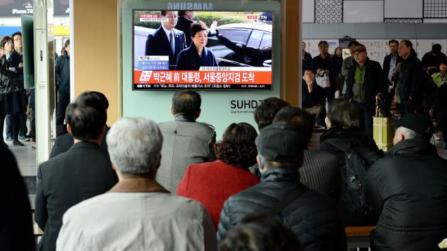 Los medios surcoreanos transmitieron en vivo el recorrido desde el convoy en el que se encontraba Park (en el televisor) hasta el tribunal.