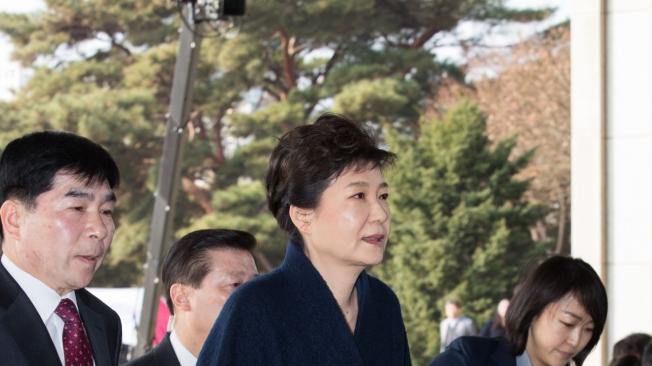 La presidenta destituida Park Geun-hye llega a la fiscalía, donde será interrogada por alrededor de 14 horas.