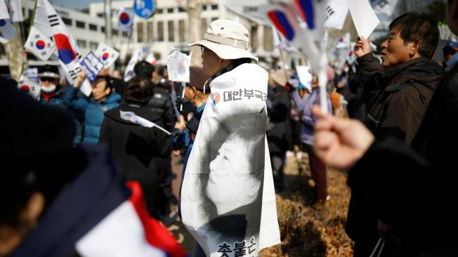 Después de la destitución de la presidenta Park, varios de sus simpatizantes protagonizaron marchas a favor de la exmandataria. El día de la destitución hubo 3 muertos.