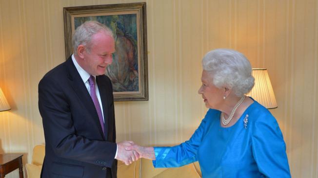 Foto del 2014 del fallecido McGuinness con la reina Isabel II.
