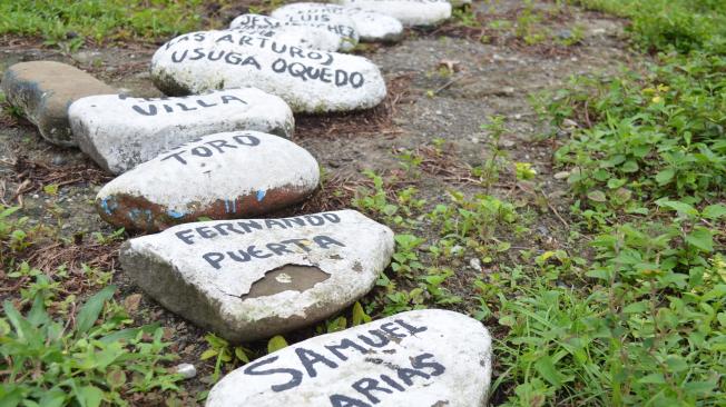 El cementerio tiene piedras que llevan los nombres de las víctimas.