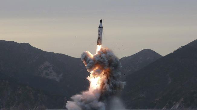 Lanzamiento del misil de Corea del Norte que cayó un poco después de despegar.