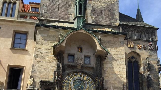 El reloj astronómico de Praga, construido hace más de 600 años, ofrece un espectáculo que congrega a cientos de turistas.