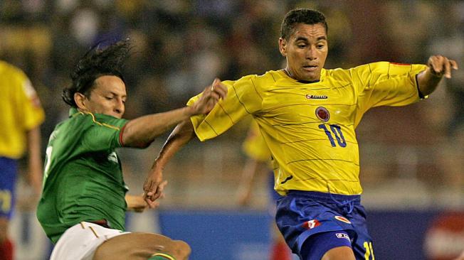 El colombiano Víctor Danilo Pacheco disputa el balón con el boliviano Raúl Araza, durante el partido por las eliminatorias al Mundial 2006 en el estadio Metropolitano de 
Barranquilla.