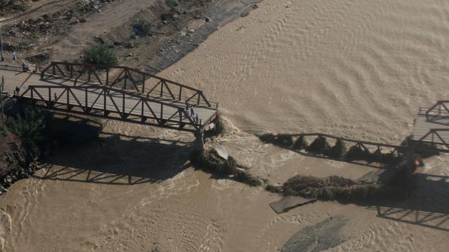 Vista aérea de un camino destruido después de un derrumbe masivo e inundación en Trujillo, en el norte de Perú.