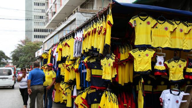 Comercio de camisetas de la Selección Colombia en Barranquilla.