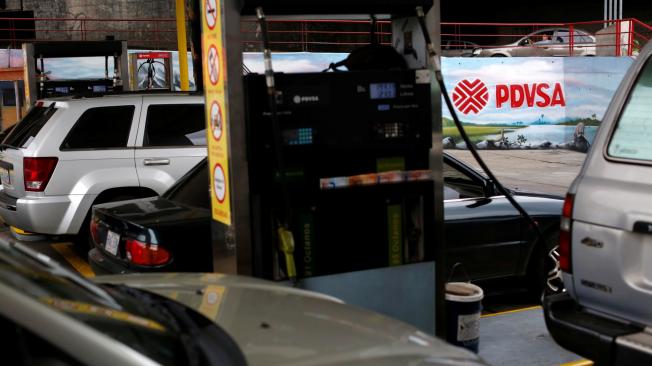 El logotipo corporativo de la petrolera estatal PDVSA se ve en una gasolinera en Caracas, Venezuela, donde hay filas de carros por la escasez de gasolina.