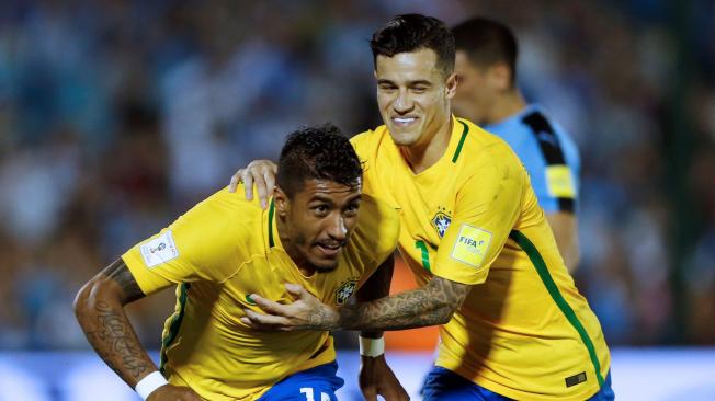 Paulinho (izq.) celebra su segundo gol de Brasil con Phillipe Coutinho, en el triunfo 4-1 sobre Uruguay.