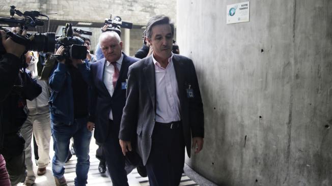 Roberto Prieto, exgerente de la campaña Santos Presidente en el 2014 (der.), llegó a la Fiscalía acompañado de su abogado.