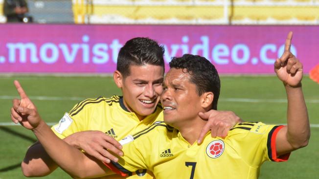 Carlos Bacca y James Rodríguez celebran uno de los goles frente a Bolivia en La Paz.