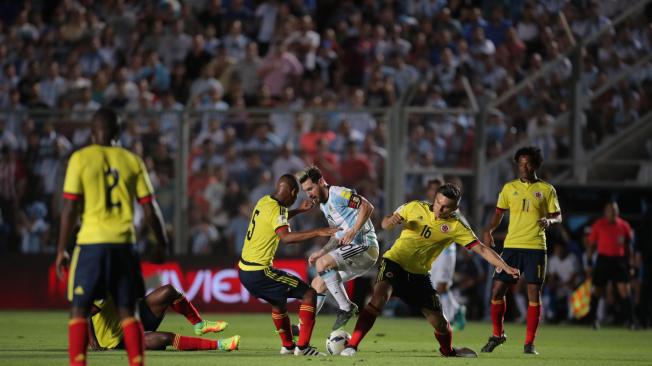 Colombia no pudo frenar a Argentina jugando de visitante.