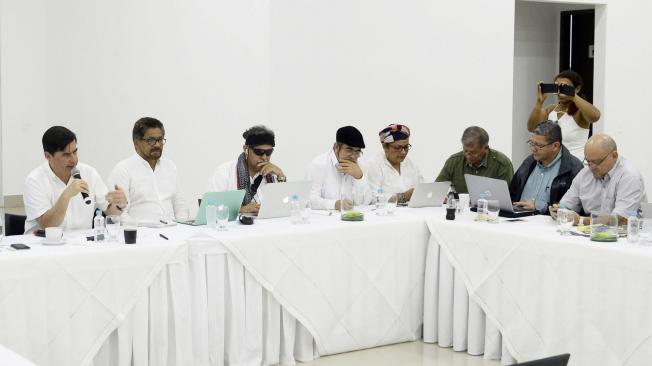 El ministro del Interior, Juan Fernando Cristo (izq.) y líderes de las Farc, durante el encuentro de dos días en Cartagena.