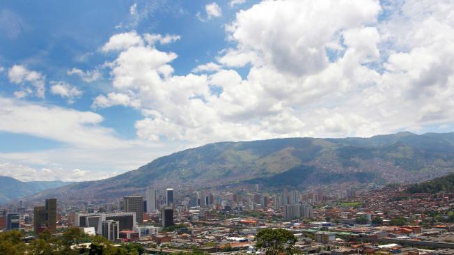 Desde el mirador del Cerro Nutibara, donde se ubica el emblemático Pueblito Paisa, se aprecia el centro de la ciudad.