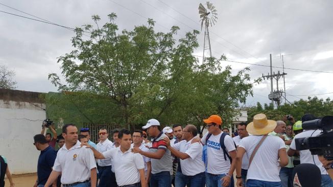 Momentos en los que Carlos Caicedo intenta ingresar al municipio de Uribia, en La Guajira.