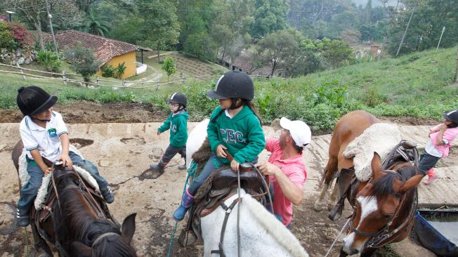 Montar a caballo no solo es diversión. En Conquistadores es una asignatura más, que buscar desarrollar distintas habilidades y aprendizajes en los niños y adolescentes.