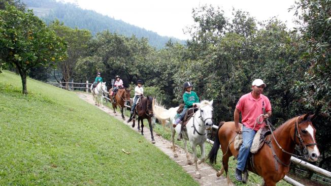 Otra de las asignaturas en el colegio son los recorridos a caballo. Todos los días niños y adolescentes participan en la actividad.