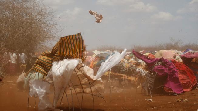 Una gigantesca tormenta de arena golpeó un campamento temporal en el oeste de la capital somalí, Mogadiscio, el campamento era hogar de cientos de desplazados por la hambruna en el país africano.