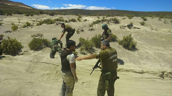 Operativo de captura de dos soldados y siete funcionarios bolivianos en suelo chileno y que tiene tensas las relaciones entre los dos países.