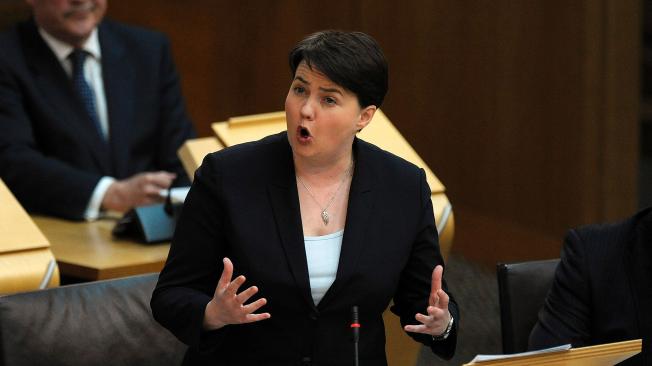 Ruth Davidson, líder del partido conservador escocés, habla en el Parlamento. Su partido también le dio la espalda a la propuesta de Sturgeon.