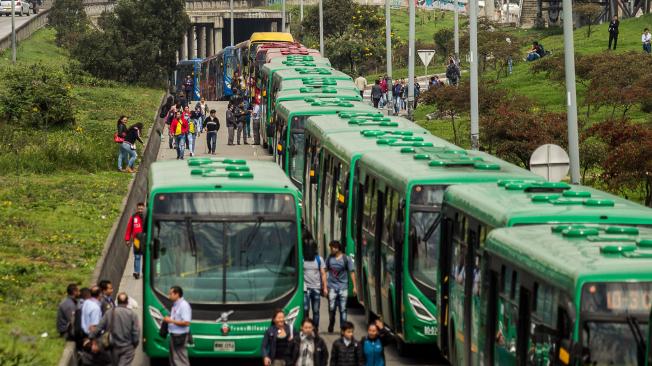 TransMilenio informó que debido a esta situación fueron cerradas 15 estaciones del sistema, que van desde la del Sena, en la avenida Primero de Mayo con carrera 30, hasta San Mateo. Los buses están haciendo retorno en la estación Santa Isabel.